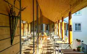 Sonnige Terrasse des Zwischentrakts